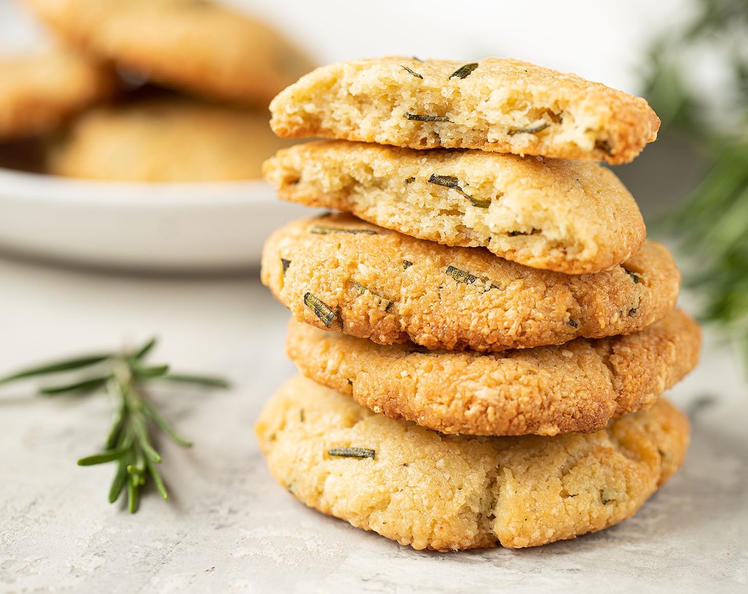 rosemary-biscuits-with-garlic-powder