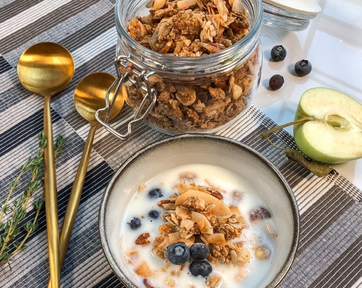 breakfast-with-organic-granola-and-milk
