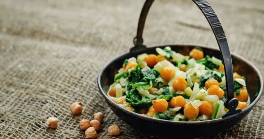 Vegetarian Lunch Salad with Chickpeas and Spinach