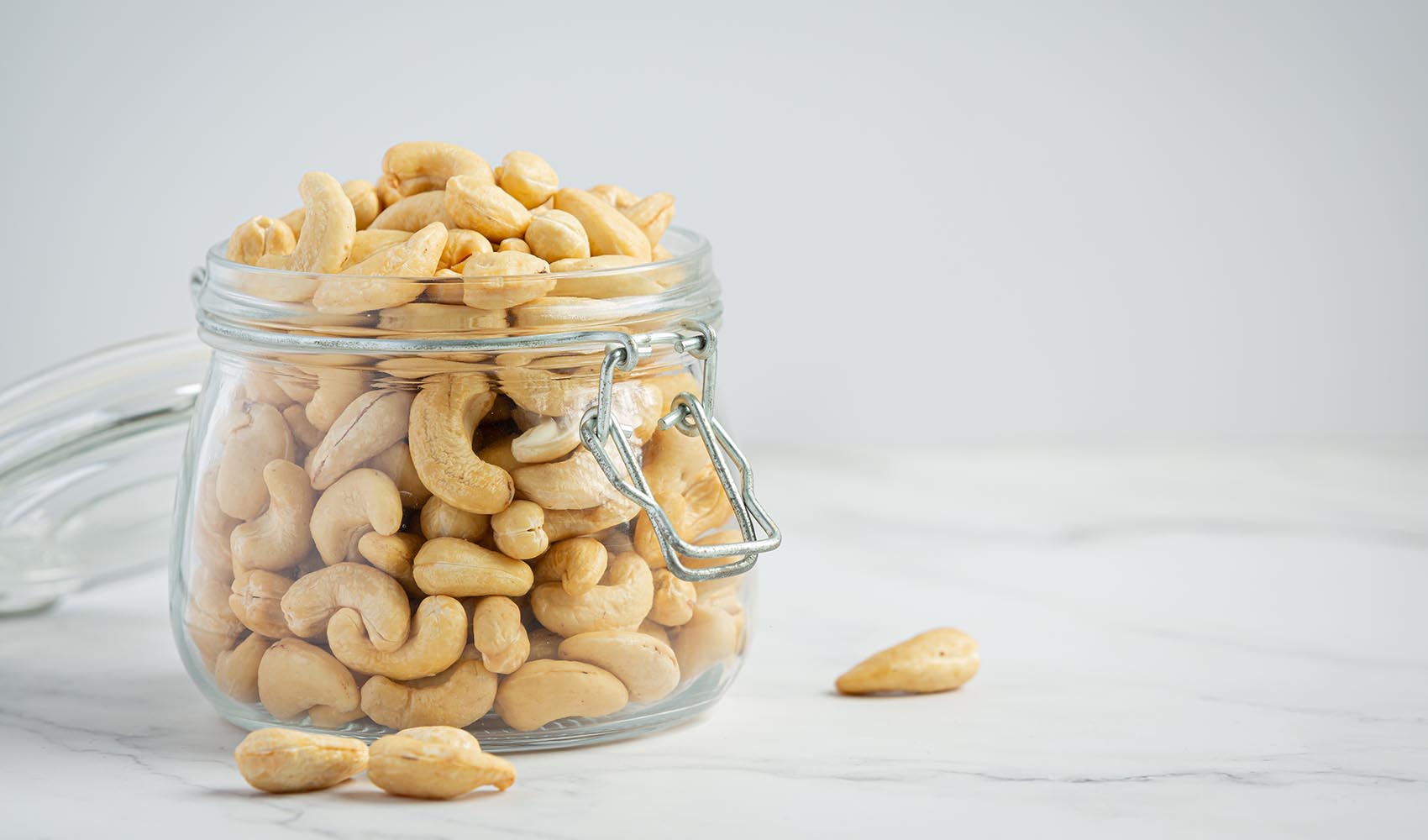 almond-vs-cashew-nutritional-comparison-4