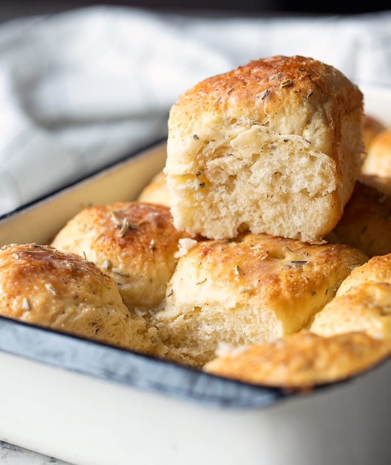 Garlic & Herb Skillet Dinner Rolls - FeelGoodFoodie