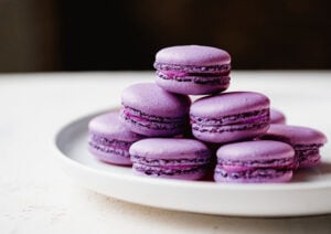 dreamy-violet-macarons