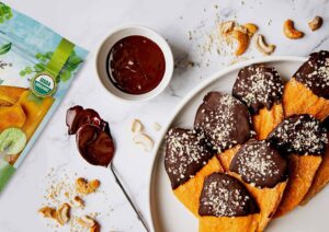 chocolate-dipped-dried-mango-snacks-with-pack