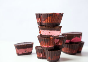 chocolate-raspberry-heart-cups-2