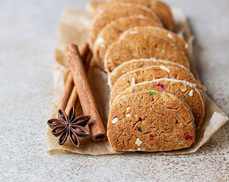 shortbread-cookies-with-dried-fruits-cinnamon-and-anise-seeds