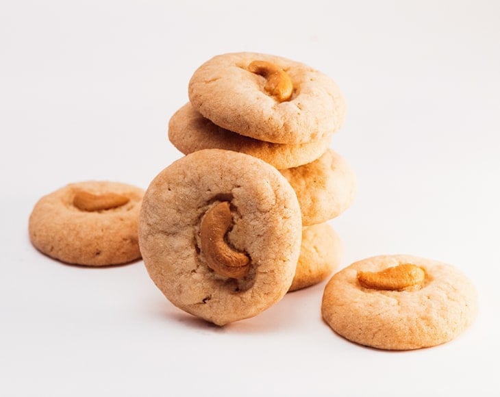 homemade-cookies-with-organic-cashews-pieces-min