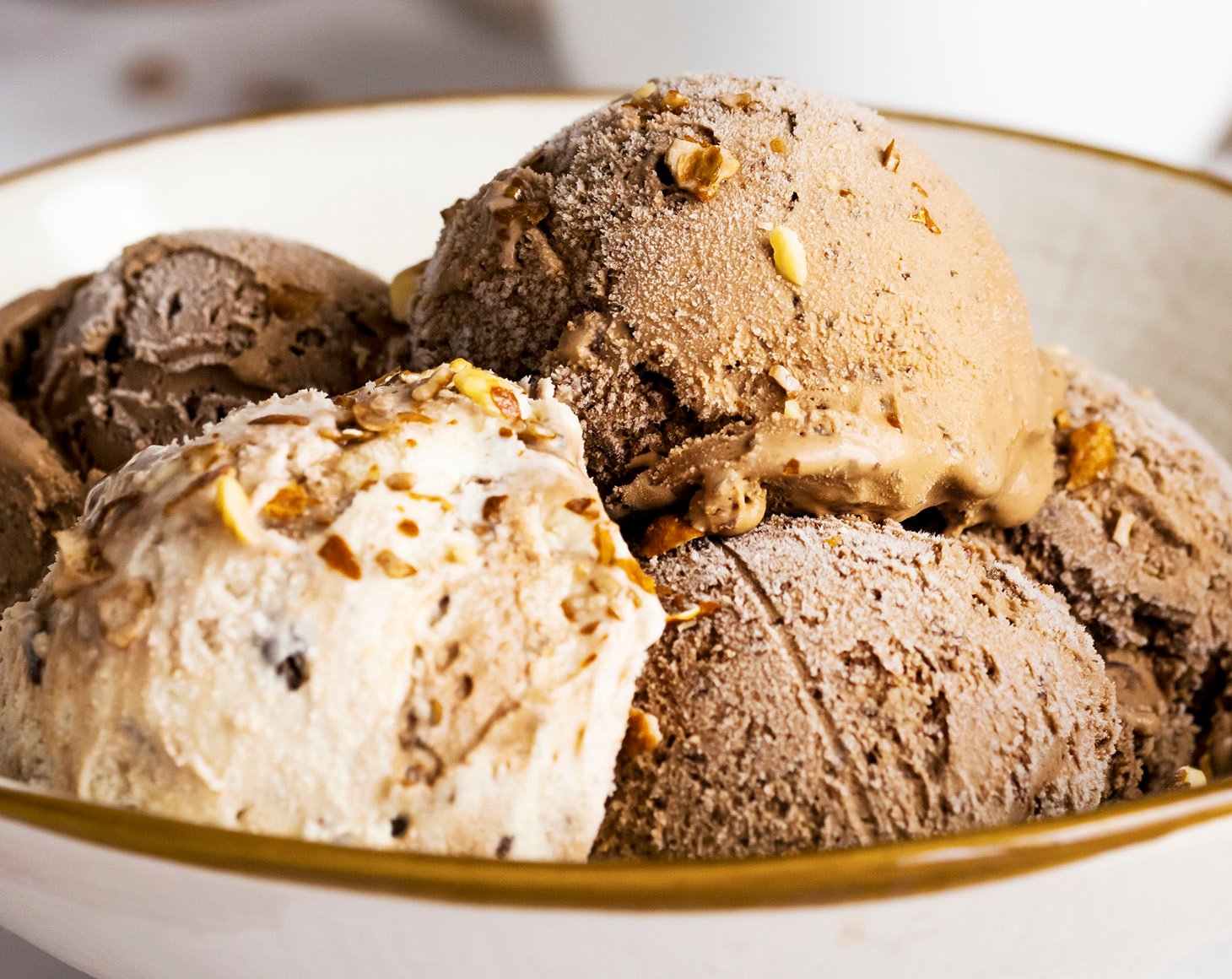 chocolate-vanilla-ice-cream-with-organic-gelatinized-maca-powder
