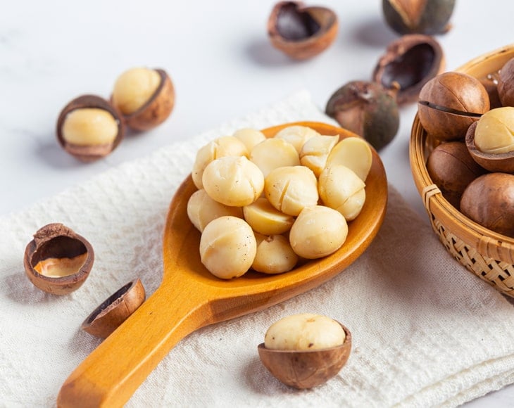 heap-of-orgnaic-macadamia-raw-nuts-min