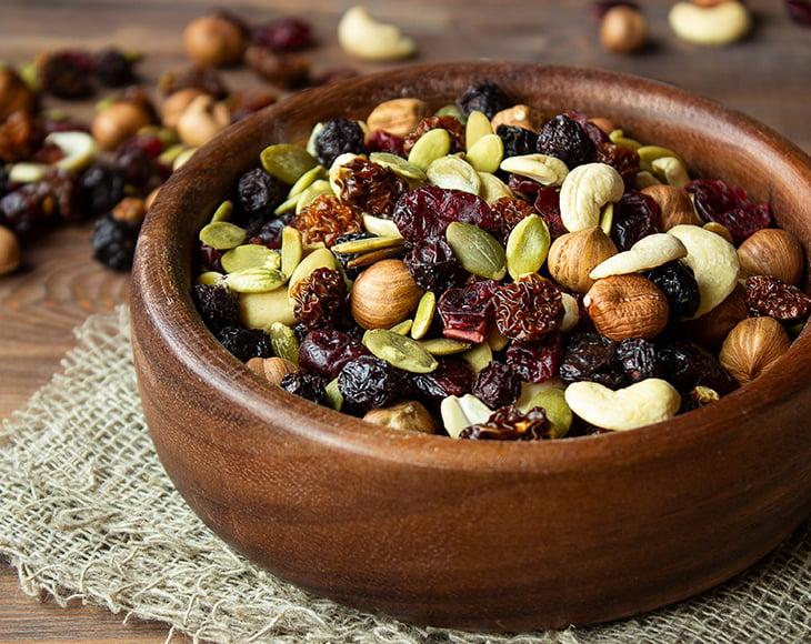 organic-raw-nuts-and-berries-with-pumpkin-seeds-snack-mix-2