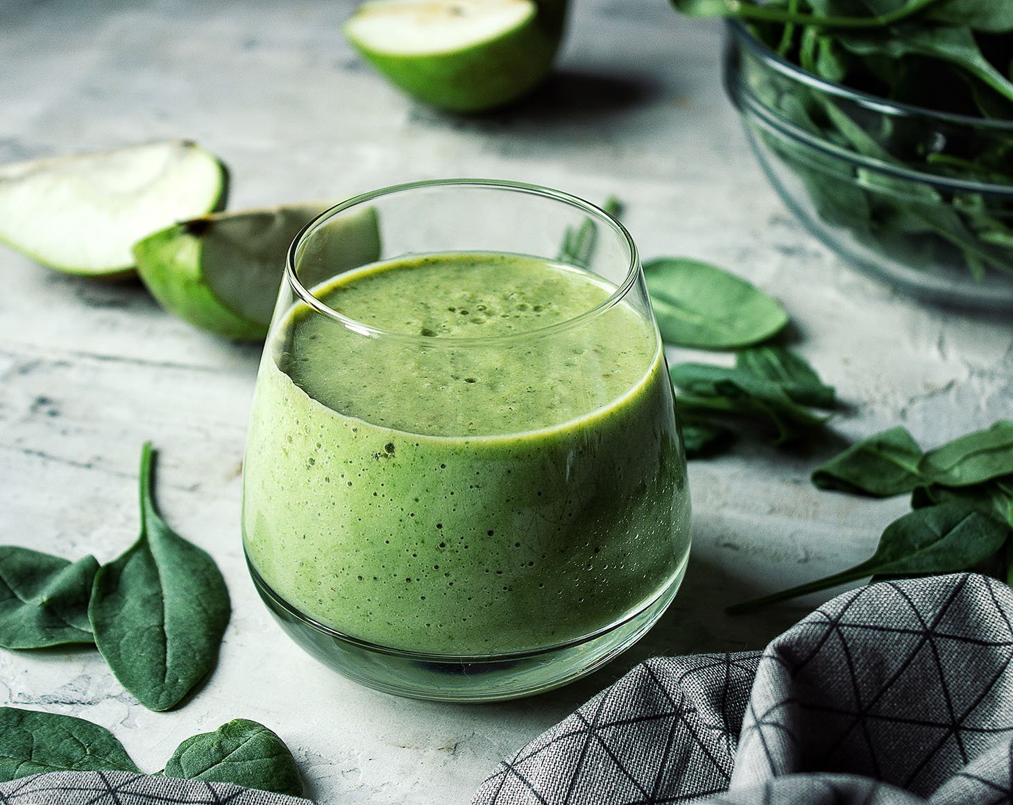 pear-and-spinach-smoothie-with-organic-acerola-powder.jpg