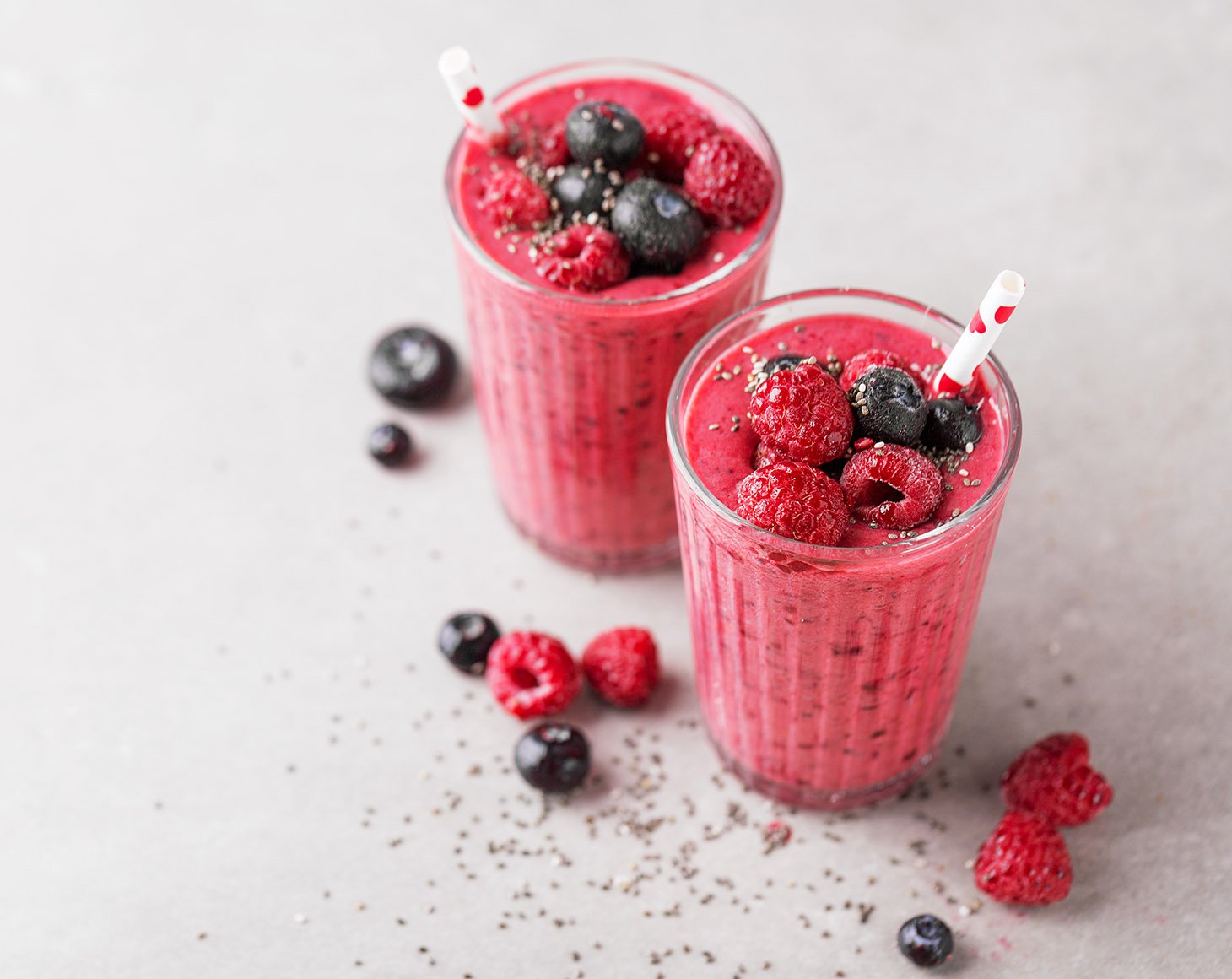 healthy-smoothie-with-organic-raspberry-powder