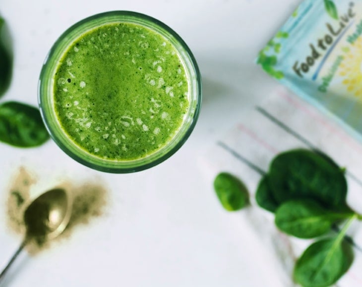 healthy-green-smoothie-with-organic-spinach-powder