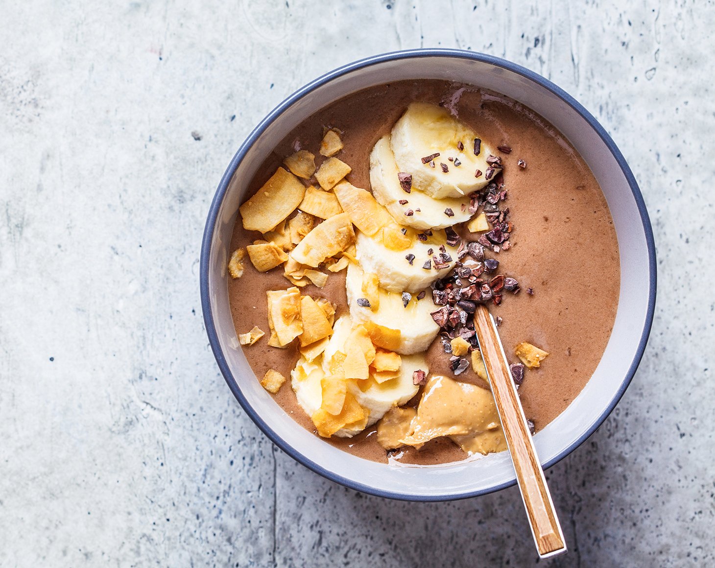 chocolate-smoothie-bowl-with-cacao-nibs