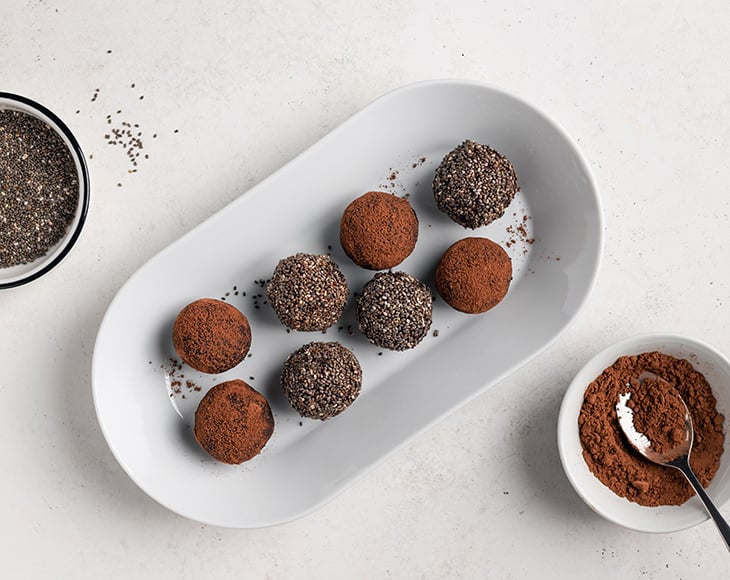vegan-energy-balls-made-from-dates-and-cacao-powder