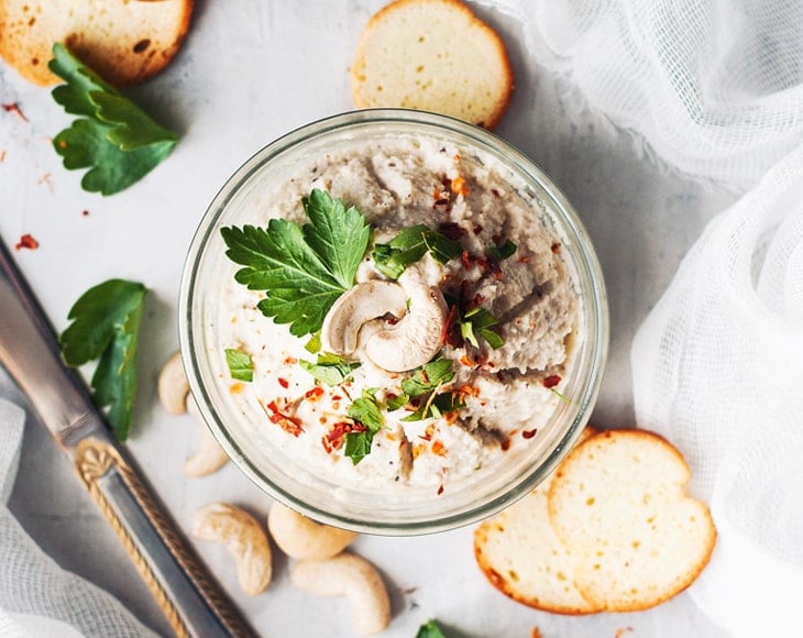 vegan-cashew-cream-cheese-with-conventional-cashew-pieces-min