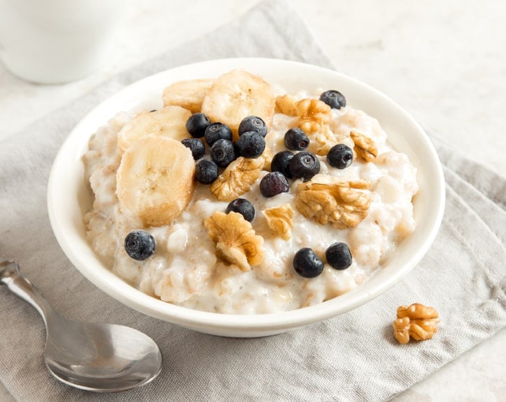 organic-kamut-flakes-porridge-with-walnuts-and-blueberries-min