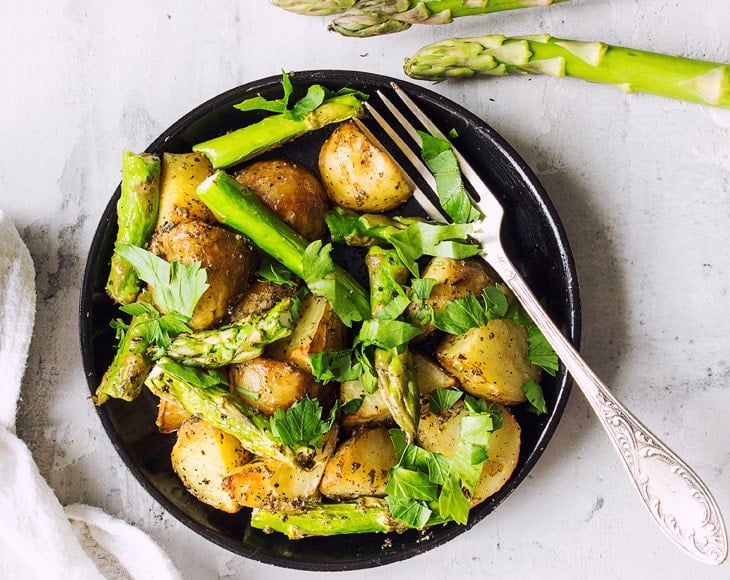 roasted-new-potatoes-with-asparagus-with-black-pepper