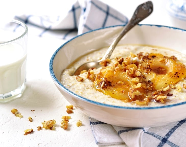 amaranth-flakes-porridge-with-caramelized-pear-and-nuts-min
