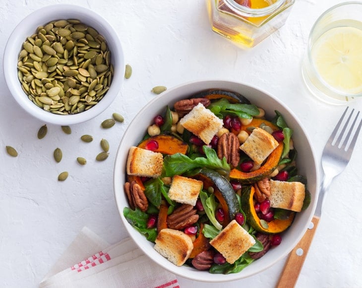 healthy-vegetarian-salad-with-roasted-pumpkin-seeds-and-croutons-min