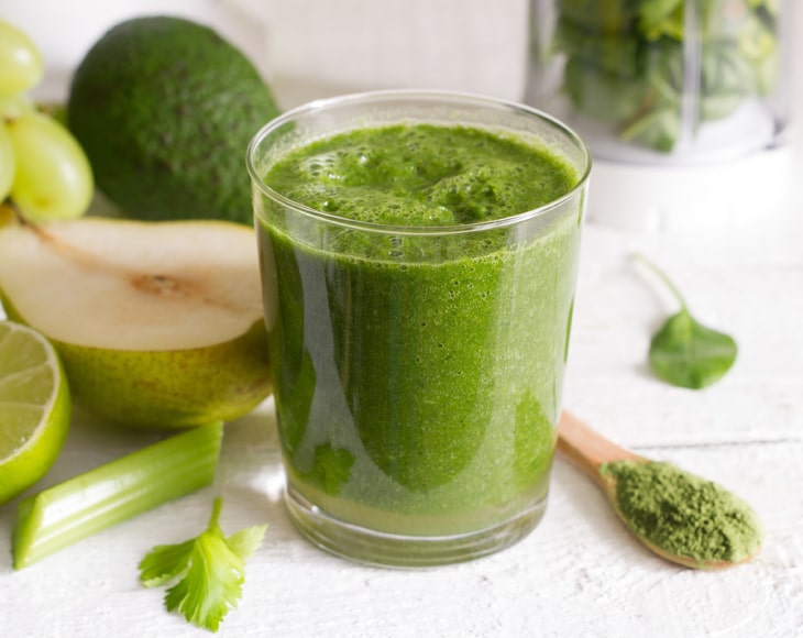 healthy-vegetable-juice-with-organic-alfalfa-powder-min