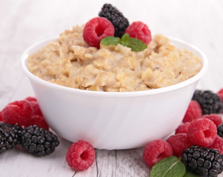 organic-spelt-flakes-and-berries-porridge