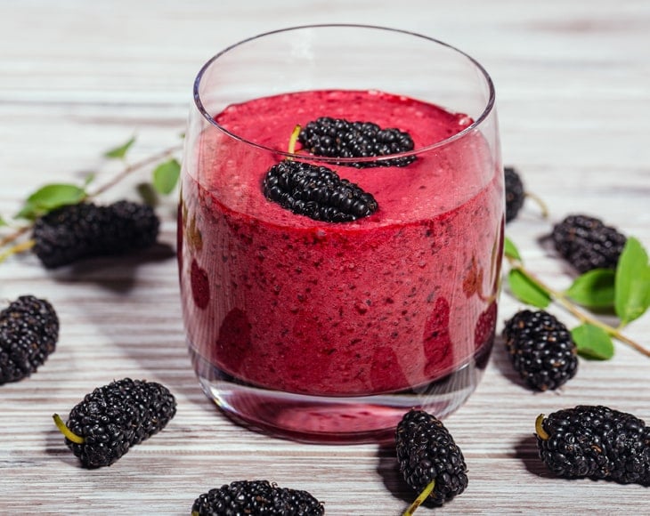 glass-of-smoothie-with-organic-mulberry-powder-min