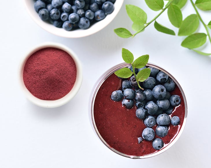 healthy-blueberry-smoothie-with-organic-blueberry-powder-min