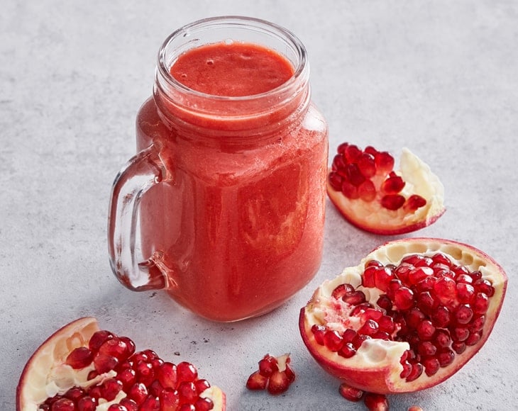 healthy-smoothie-with-organic-pomegranate-powder-min