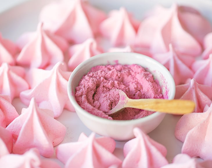 homemade-meringue-kisses-with-organic-pomegranate-powder