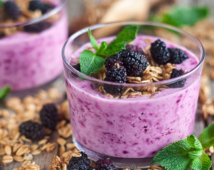 healthy-smothie-with-mulberry-powder-min