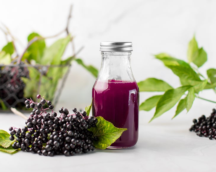 homemade-healthy-juice-with-black-elderberry-powder-min
