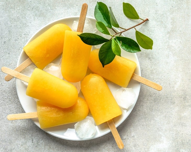homemade-popsicles-with-orange-powder-min