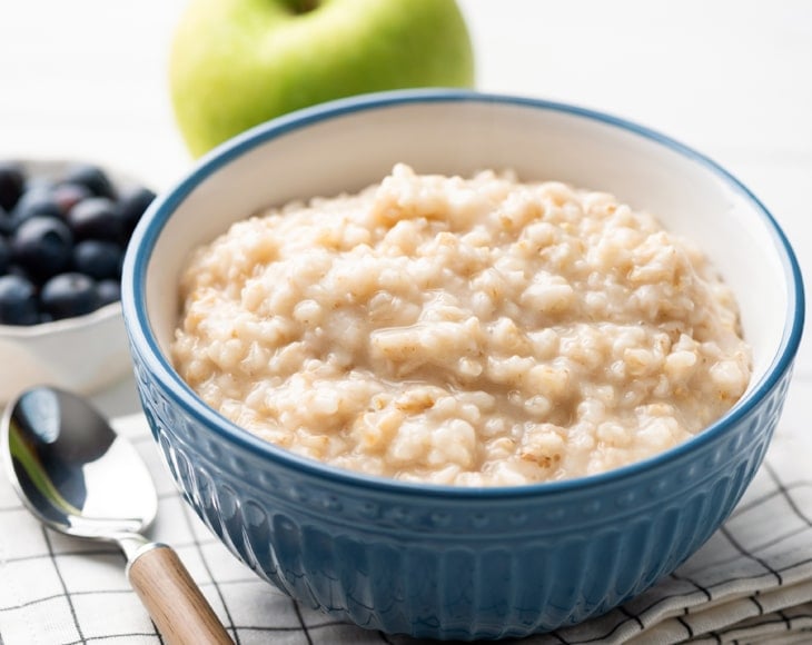 healthy-oatmeal-with-organic-apple-powder-min