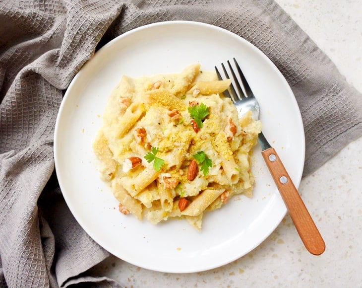 vegan-alfredo-pasta-with-nutritional-yeast-flakes-min