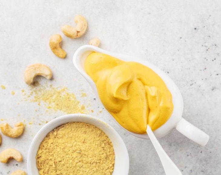 vegan-cashew-cheese-sauce-with-nutritional-yeast-flakes-min