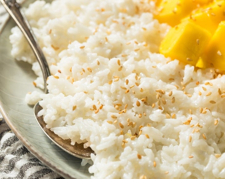homemade-mango-sticky-rice-with-coconut-and-glutinous-rice-min