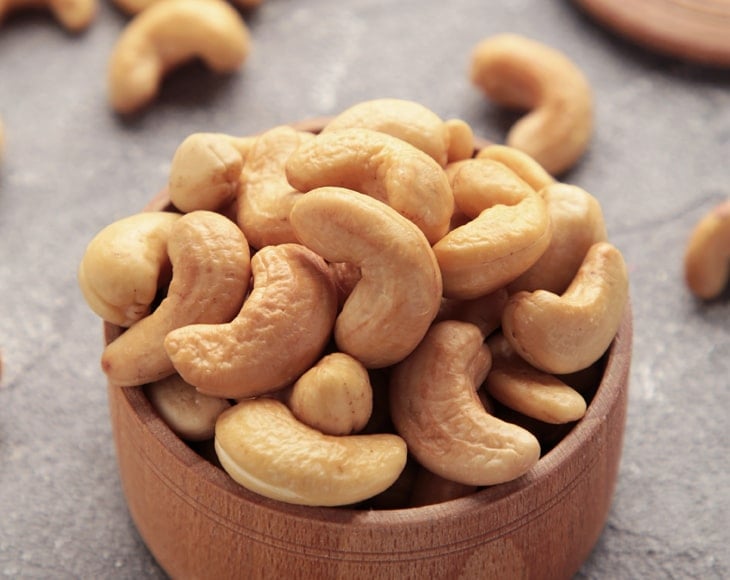 organic-roasted-cashews-min