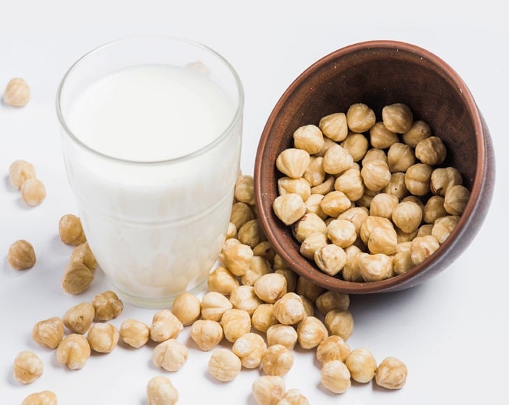 homemade-hazelnut-milk-with-conventional-blanched-hazelnuts-min