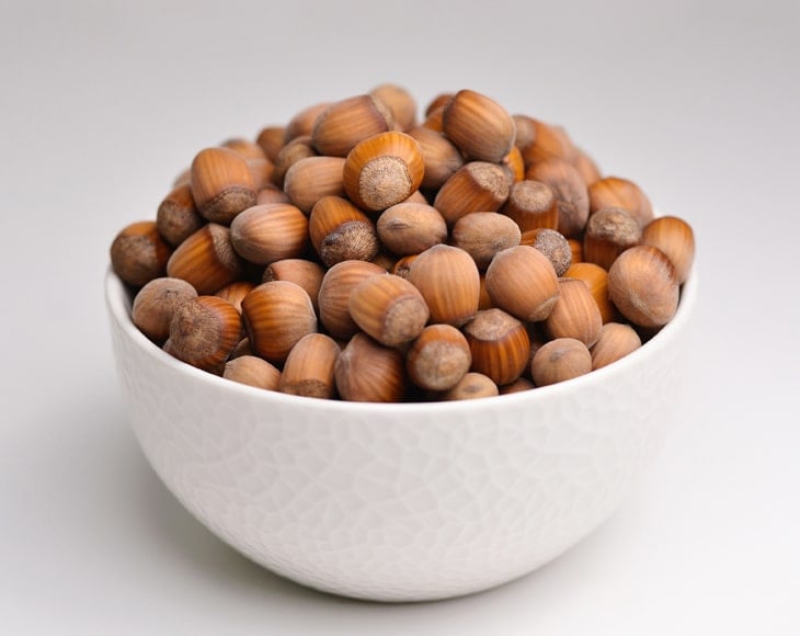 bowl-of-hazelnuts-in-shell-min