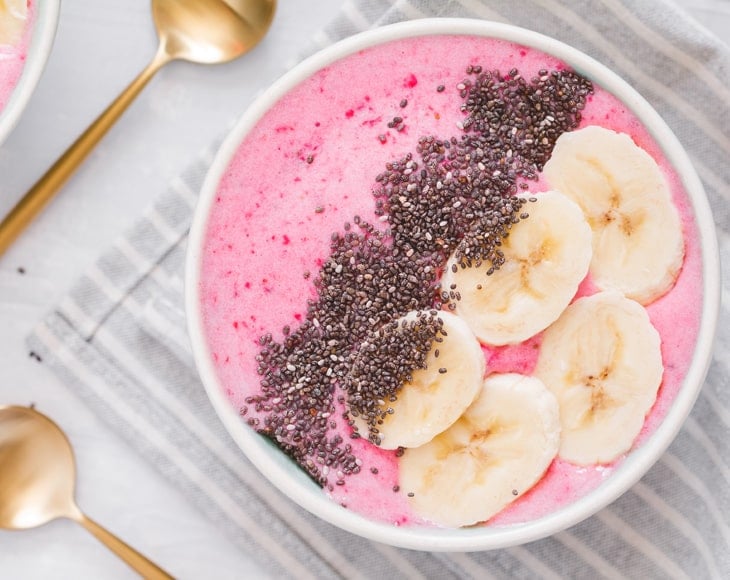 healthy-smoothie-bowl-with-organic-strawberry-powder-min