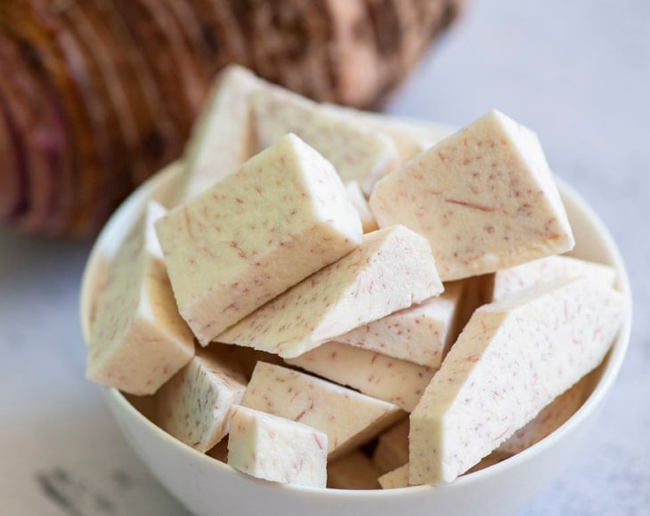 raw-organic-arrowroot-with-slice-cubes-min