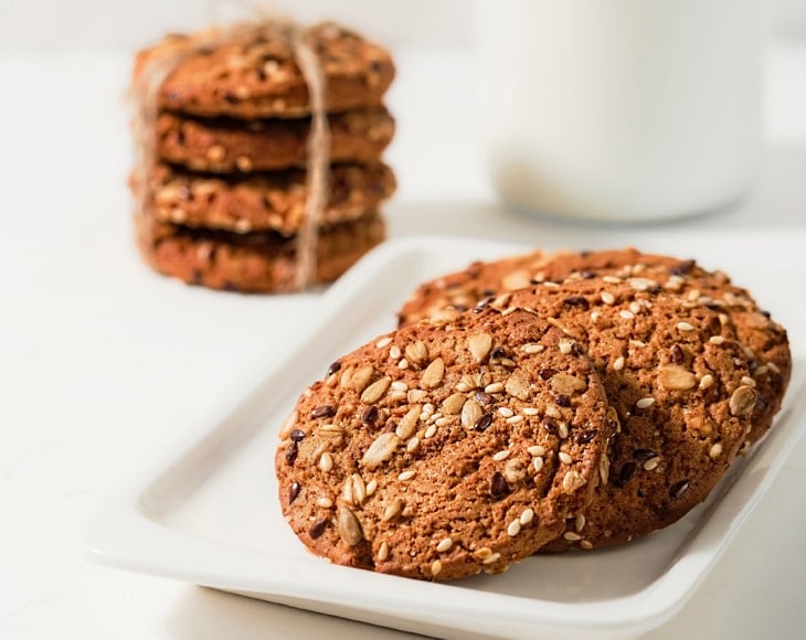 homemade-oatmeal-cookies-with-organic-quick-cooking-rolled-oats-min