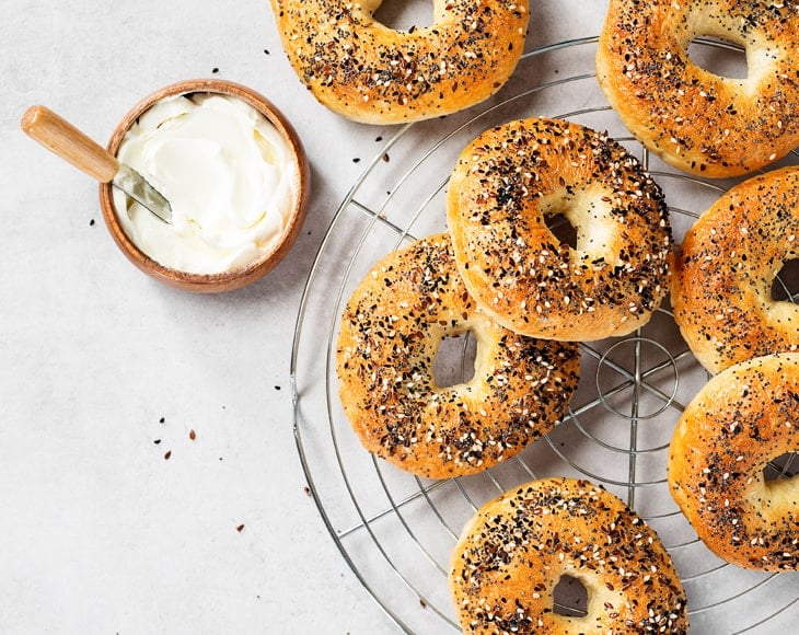 fresh-baked-new-york-style-bagels-with-everything-bagel-seasoning-min