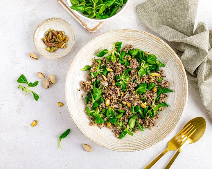 quinoa-salad-with-dry-roasted-pistachio-kernels-min