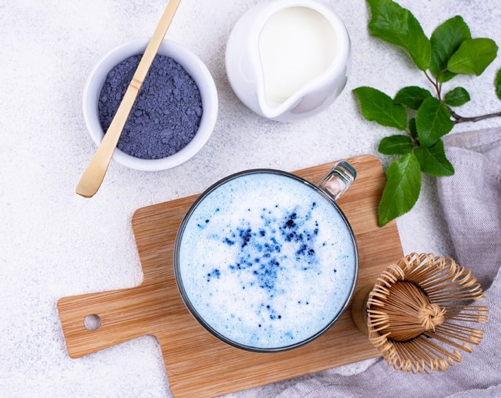 blue-matcha-latte-with-butterfly-pea-flower-powder-min