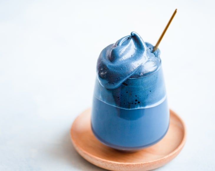 dalgona-coffee-with-organic-blue-spirulina-powder-min