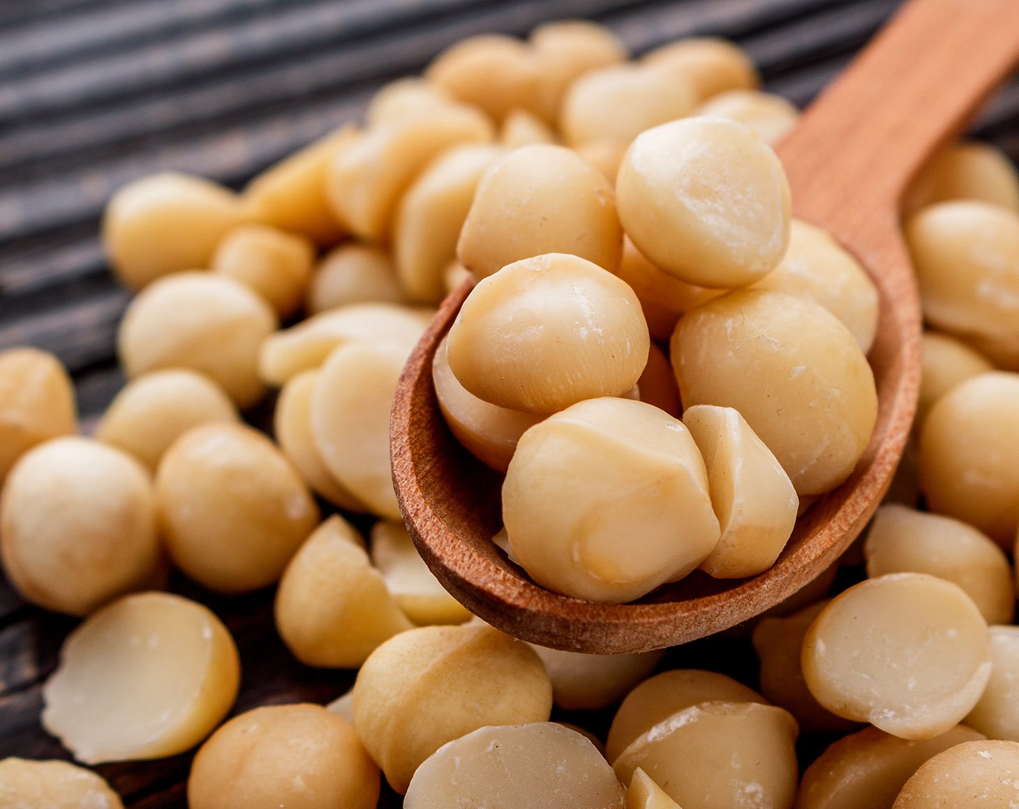 dry-roasted-macadamia-nuts-with-himalayan-salt-min