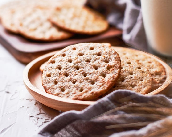 gluten-free-organic-amaranth-flour-crackers-min