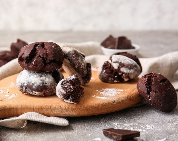 chocolate-amaretti-cookies-with-organic-hazelnut-flour-min