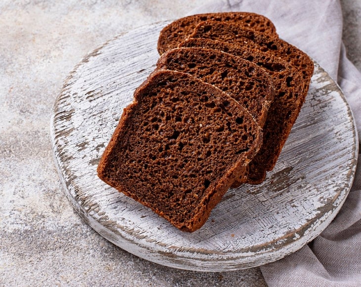 freshly-baked-rye-bread-with-organic-black-cumin-seeds-powder-min
